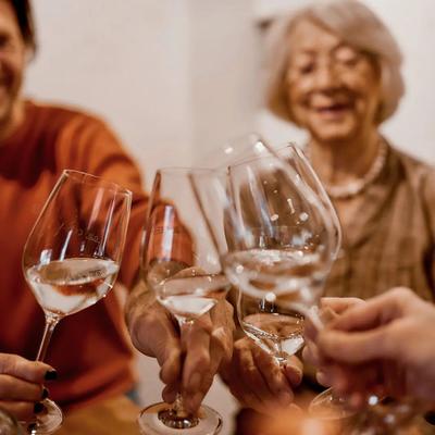 Schönen Freitag Euch Allen 

Ein gutes Glas Wein zum Wochenende zaubert unserer Oma Amanda immer ein Lächeln ins…